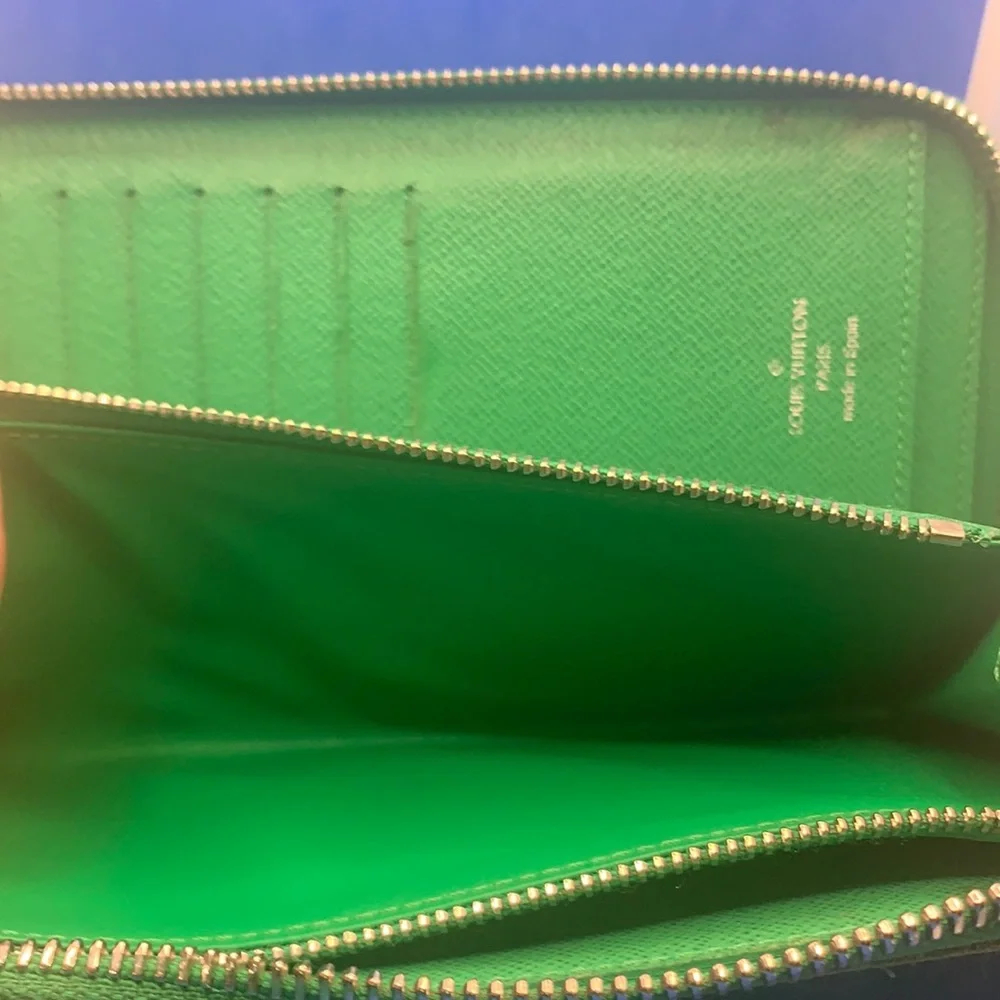 - 💚‎ 🔥 LOUIS VUITTON Green & gold Leather Zippy Wallet 📌 broken zipper